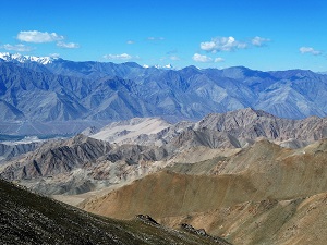 Beautiful photographic opportunities from the heights of the road to Khardung La Pass 