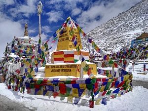 Chang La Pass monument 