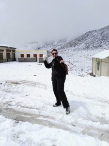 Teresa and snowballs on Chang La Pass