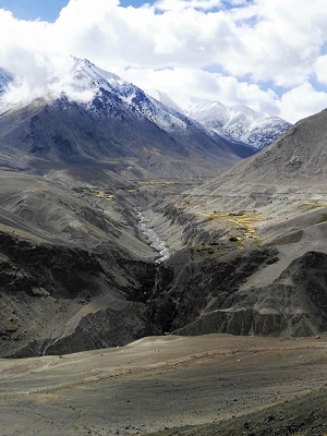 From Shyok towards Khardlung la Pass moutains road