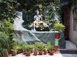 Shiva statue in the grounds of Parmath Niketan Ashram, Rishikesh, Shivalak Hills, Himalayas, India, 