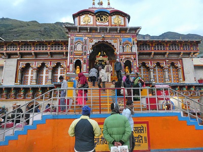 Pilgrims at Badrinath Temple, Badrinath, Himalayas, India