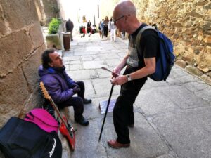 Manfred talking to a street musician in the old city of Cáceres