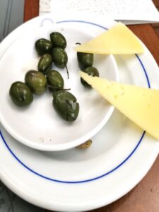 Olives and cheese in the restaurant Puta Parió