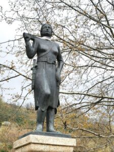 The statue at Mirador de la Serrana outside Gargante la Olla