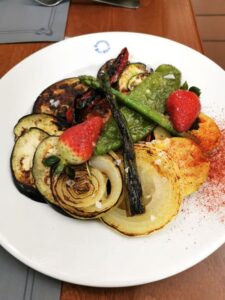 Vegetable meal in the restaurant Puta Parió