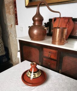 Local cultural cooking dish and copper pot at the Tabula Calda Restaurant Mérida