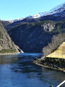 Making way through the Mostraumen canal