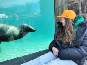 Matilda enjoying connecting with a seal at Bergen Aquarium