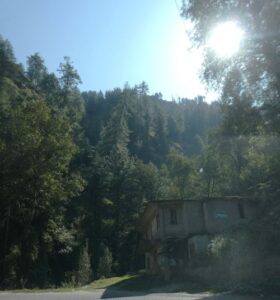 A house along the forested road toward Hatkoti