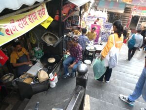 The steep steps and street food shops going down to Lakkar Bazaar
