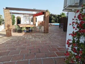 Casa Bambu, the outside table and pool