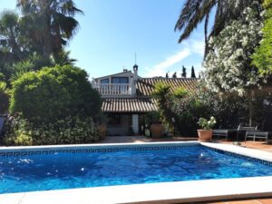 Escuela La Crujia and the pool