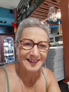 Teresa in Cruza la Calle Vélez-Málaga