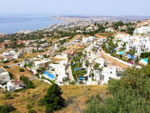 The coast line below and south of Benalmádena stupa