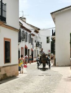 A horse and cart in the narrow streets on the way to Plaza Maria Auxiliadora Ronda