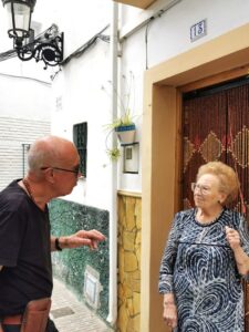 Manfred chatting with a local lady in Ojén to find out about restaurants, church's and fountains