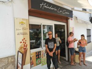 Manfred outside the Heledería la Cueva in Setenil de las Bodegas