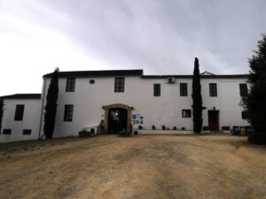 The sloping driveway to the entrance of Cortijo Las Piletas