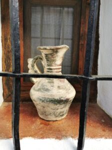 A decorative jug in the window of a house in Villaluenga del Rosario