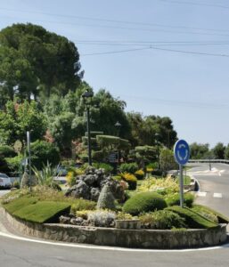 A manicured rock garden roundabout in El Bosque