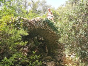 Manfred on the Roman bridge on the track to Ojo del Moro