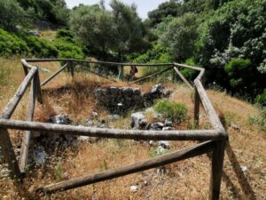 Manfred reading the information board behind Las Caleras on the Ojo del Moro track
