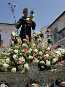 The beautifully decorated platform of San Antonio de Padua, El Bosque
