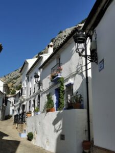 The narrow Calle Real, Villaluenga del Rosario