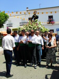 The procession in El Bosque and the statue of San Antonio de Padua being carried by the townspeople
