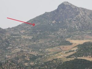 The saddle towards El Gastor, the Tajo Algarín and the arrow towards the area of our accommodation El Tajo