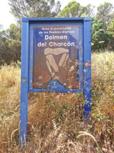 The signboard at the beginning of the walking track to the Dolmen del Gigante