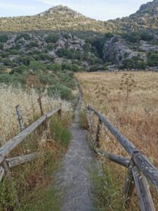 The track to the Sima Villaluenga near the village