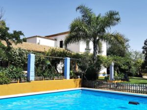 The swimming pool and main house at Huerta La Cansina, Mairena del Alcor