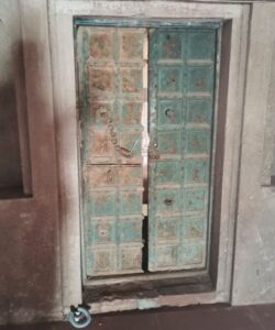An ancient door in the Ramgarhia Bunga