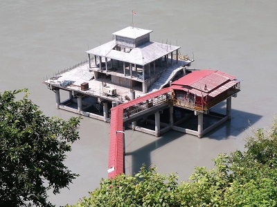 The tempoaray Kali temple near Srinagar in Uttarkhand raised up before the river was damned. The new temple is being built on the left