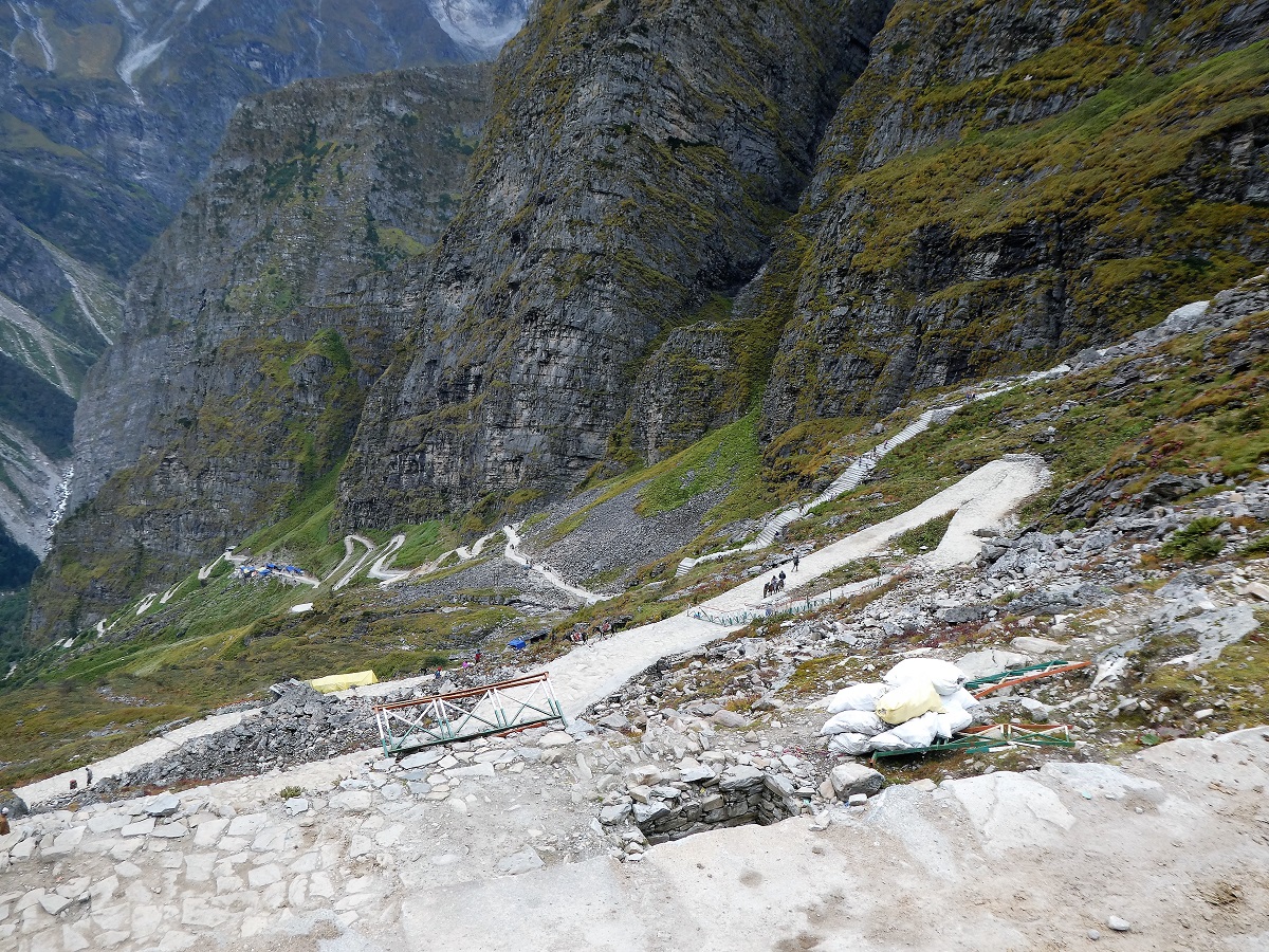 The steep sided mountains and track up to Hemkund