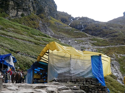 Midway on journey up to Hemkund