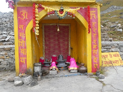 Shiva Lingham in small alcove by the Hemkund lake edge