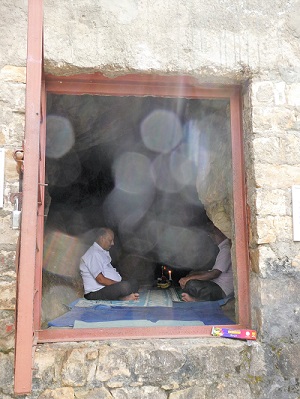 Amazing light play while men meditate in Babaji's Cave