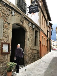 Manfred entering the restaurant Puta Parió in Jarandilla de la Vera