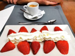 Strawberries and cream with coffee at Puta Parió