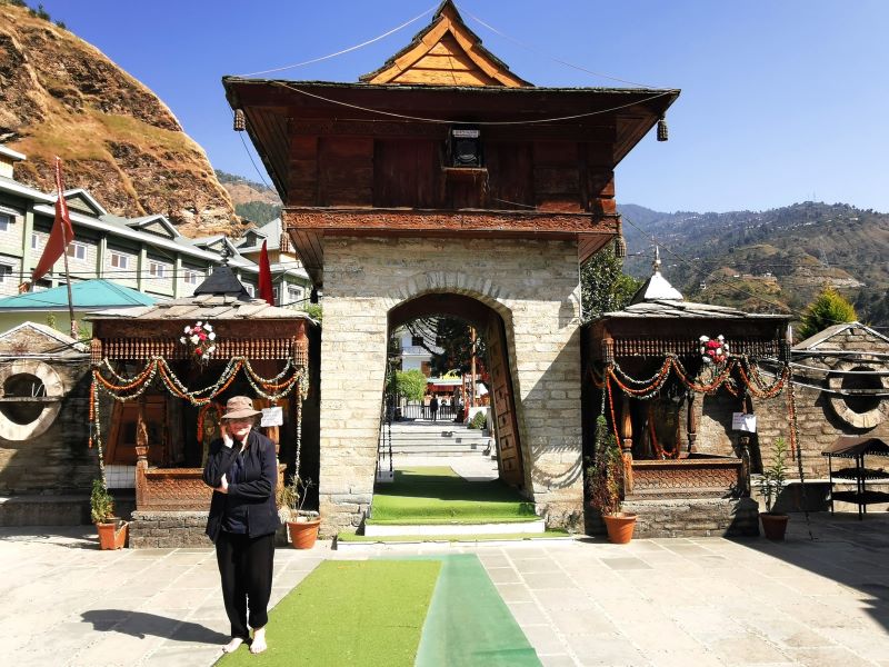 Alice in front of the internal side of the entrance to the Hatkoti temple complex