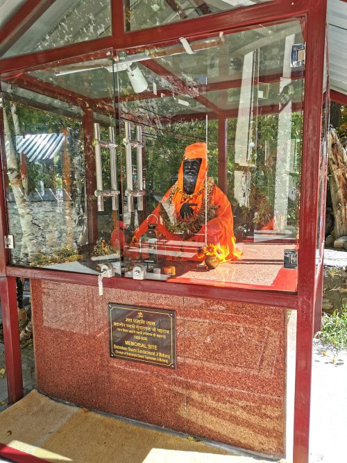 The memorial site for Swami Sundaranand, at the Tapovanam Hiranyarbha Art Gallery, Gangotri
