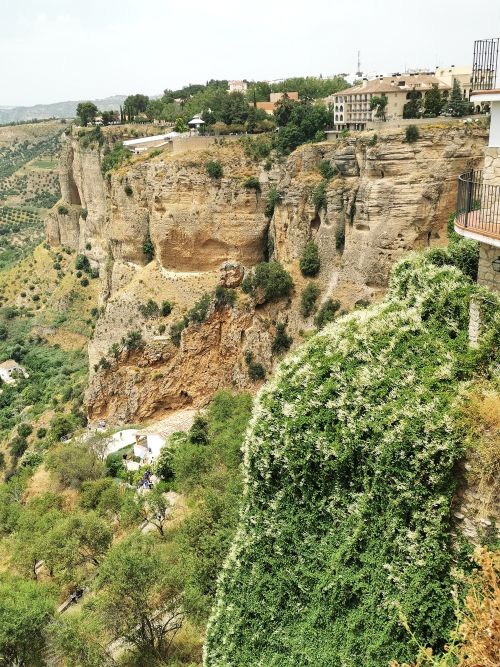 The cliffs below the Alameda del Tajo Park and the Puente Nuevo Bridge
