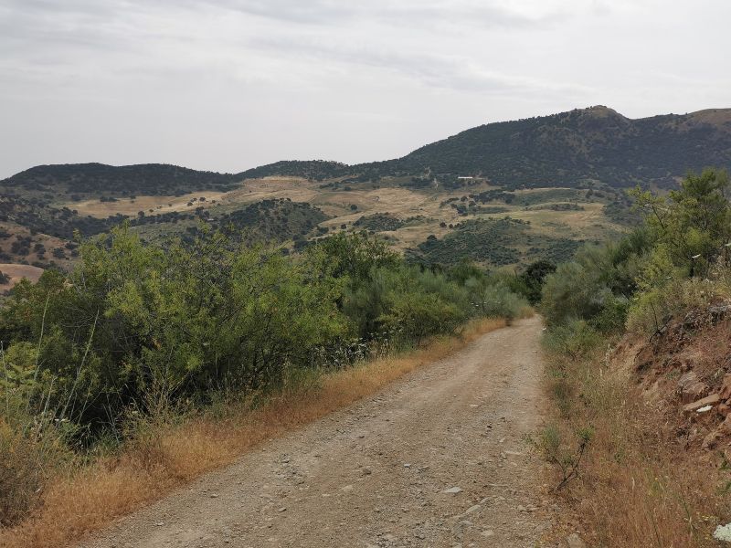 A flat piece of road on the way to the Dolmen del Gigante