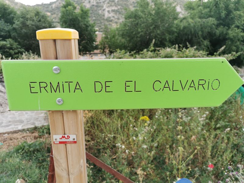 Signpost to Ermita del Calvario, Villaluenga del Rosario