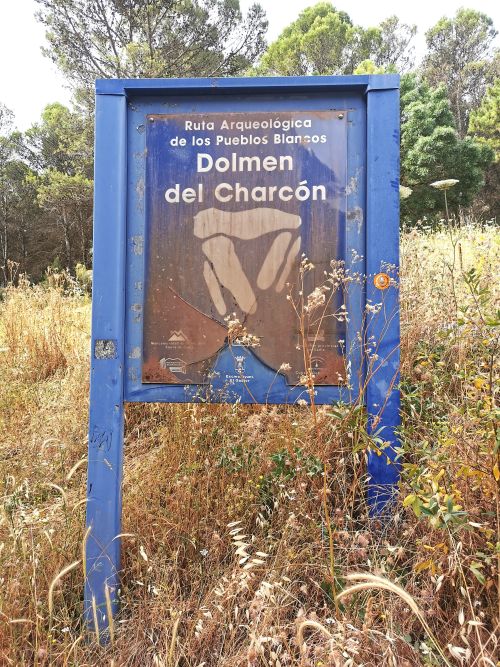 The signboard at the beginning of the walking track to the Dolmen del Gigante