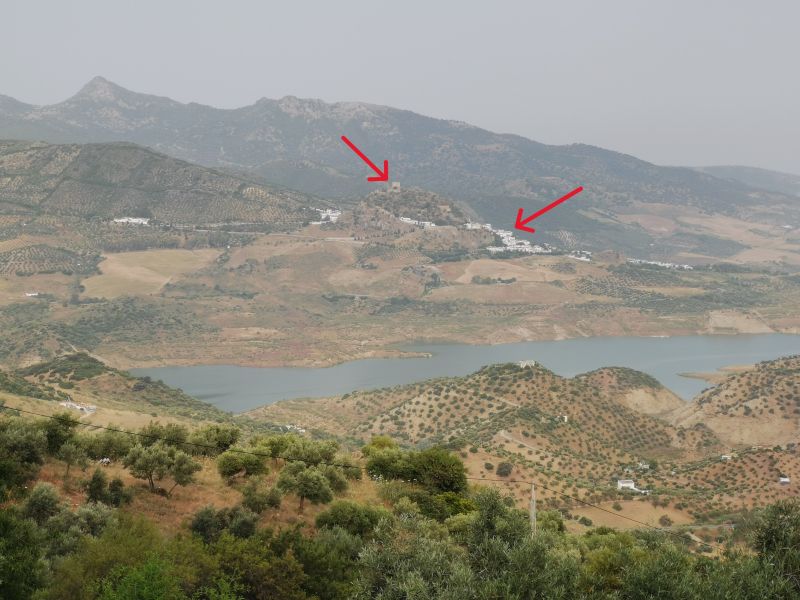 Zahara de la Sierra from El Tajo with an arrow to the town and to the castle on the hill